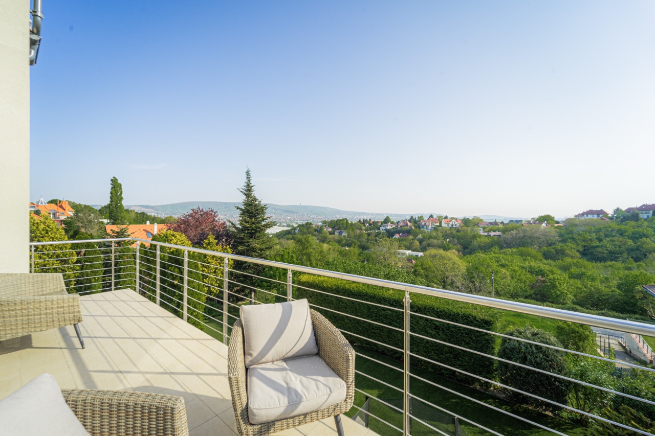 Panorámás kilátás Budaörs felett - luxus családi ház erkélye