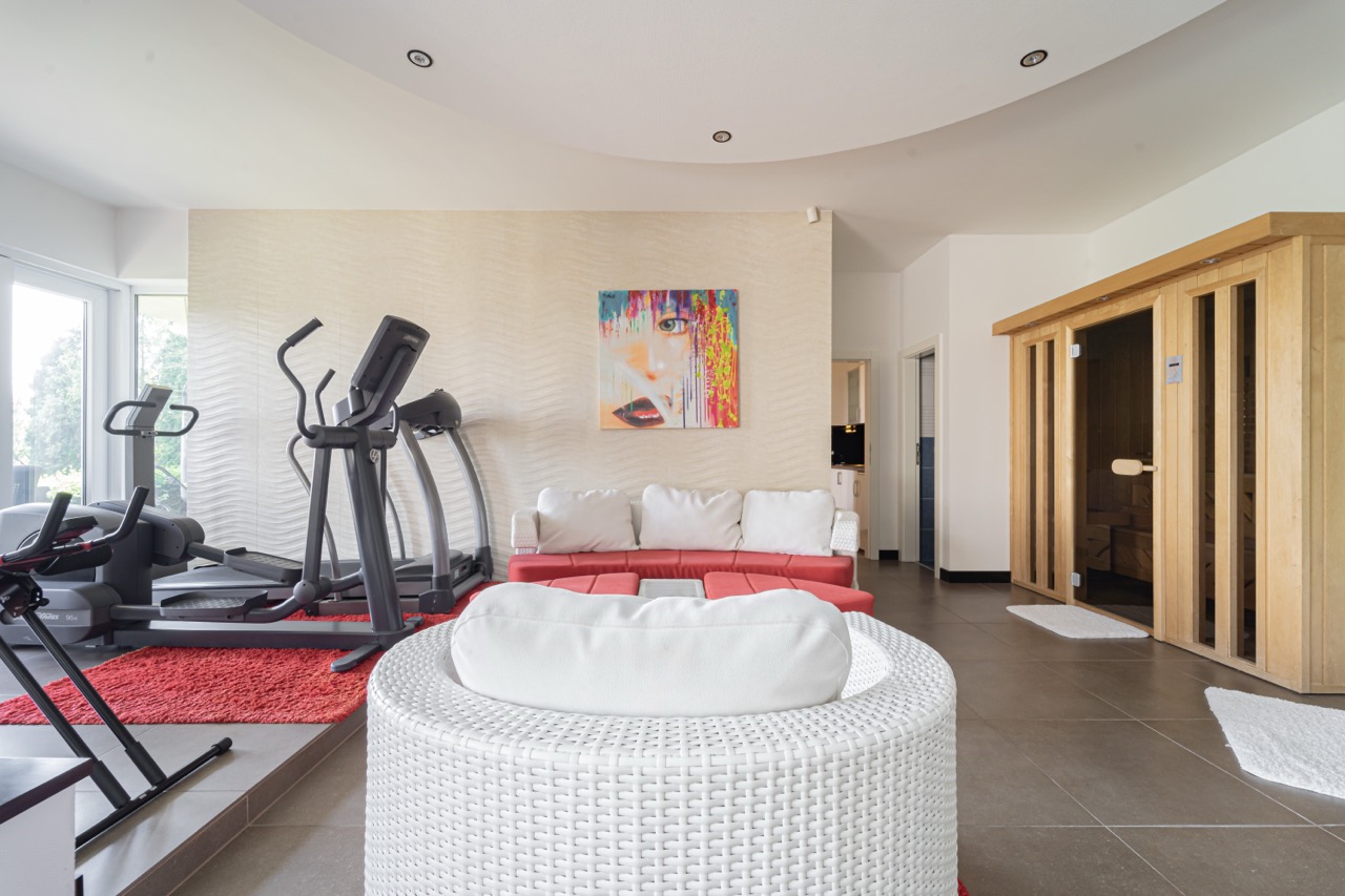 Fitness szoba edzőgépekkel
