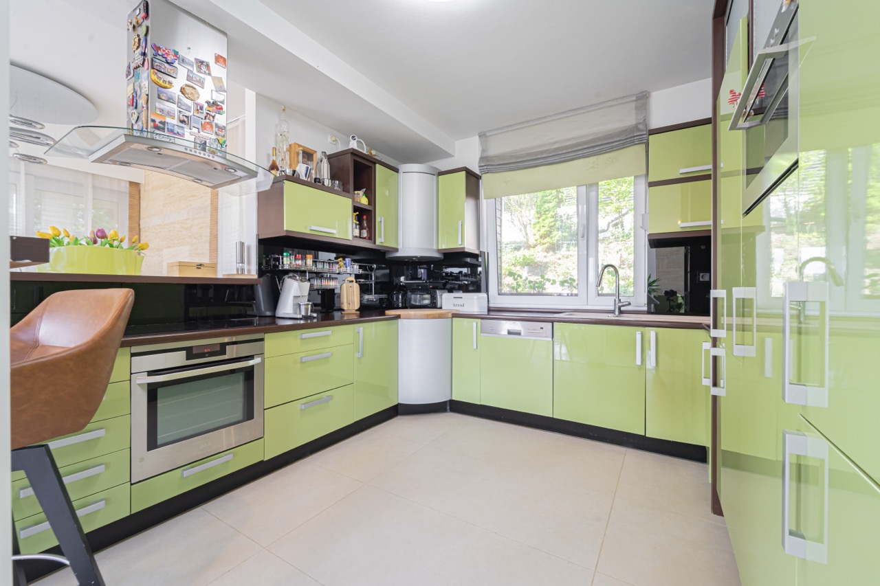 Modern konyha lime zöld bútorokkal